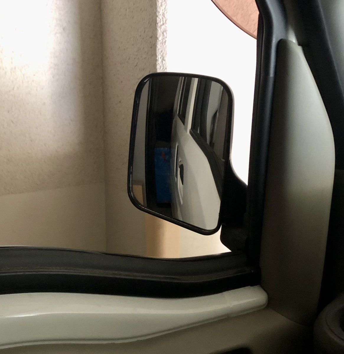 わっはっは😆賭けに勝った！
外すのにちょっと苦労したけどつけてやったぞハイゼット用のミラー🤣
この車１度も見ずに決めて、届いてからミラーも窓も手動だと気付き、今時そんなんあったのか！とびっくりしたけど、今回はおかげで何とかなりました😁