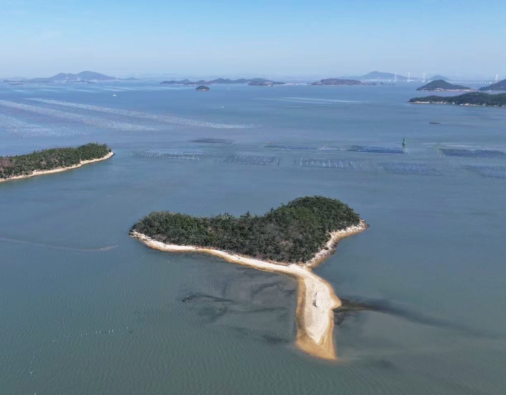 lakukami's tweet image. I obtained the permanent ownership of this 19,140 m²  heart-shaped island located in the 1004 Islands in 전라남도. 
It can be reached from Mokpo via 1004 Bridge.
Will start to apply for name change and future development.
Hope to make it done by the time #JEONGHAN retires🥰