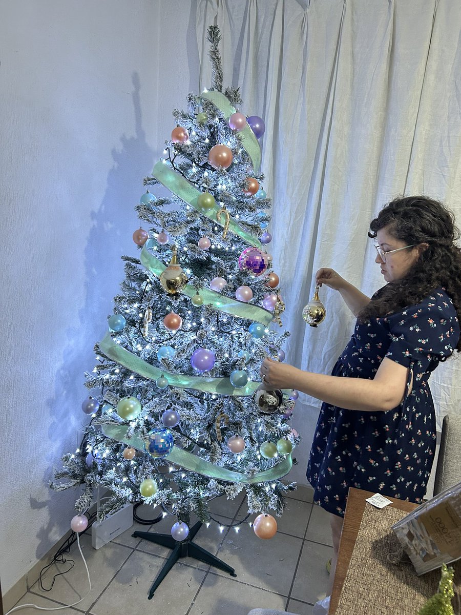 TheHikarino's tweet image. Adornando él árbol de Navidad 😁