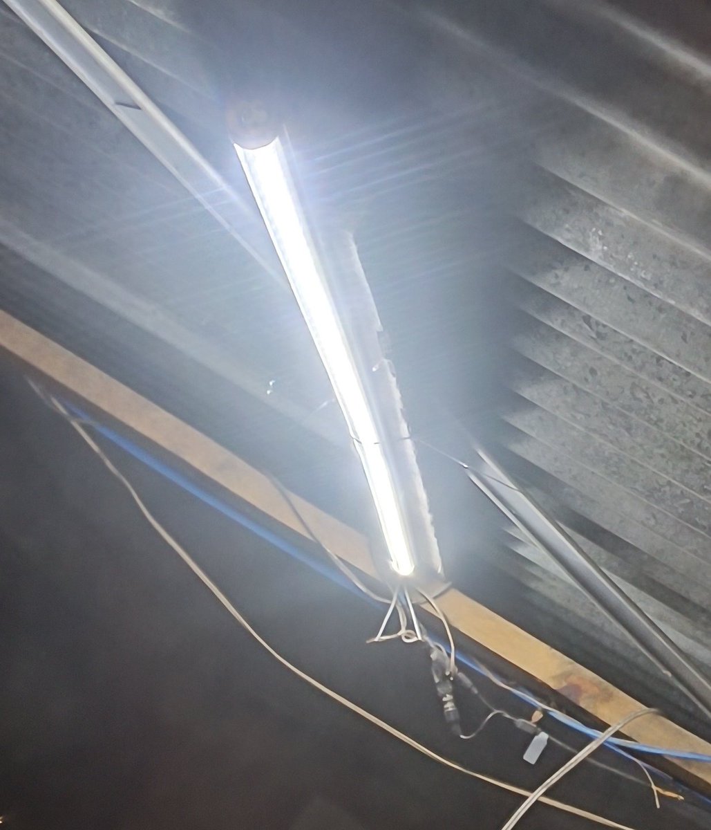 JoseETutorials's tweet image. En vez de tomar una siesta para compensar las 3h de sueño que tengo me puse a reparar una barra led. ahora ya no necesita un &quot;led driver&quot; tiene un puente rectificador y 2 resistencias independientes para cada tira. No hay daños por sobrecarga y solo pierdo pocos lúmenes 💡