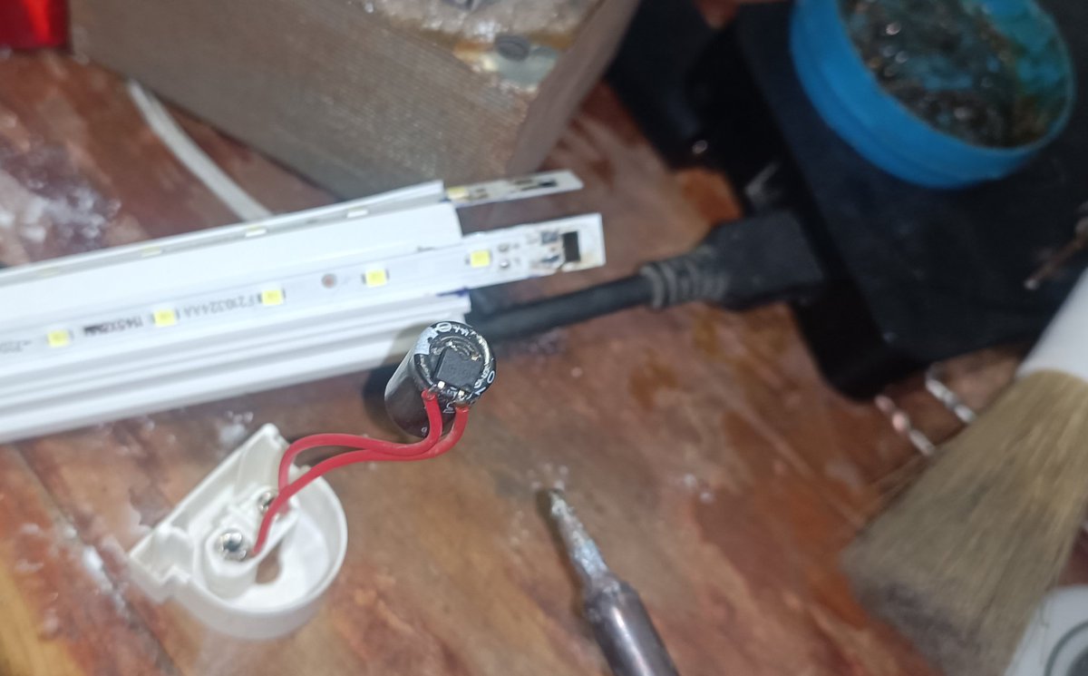 JoseETutorials's tweet image. En vez de tomar una siesta para compensar las 3h de sueño que tengo me puse a reparar una barra led. ahora ya no necesita un &quot;led driver&quot; tiene un puente rectificador y 2 resistencias independientes para cada tira. No hay daños por sobrecarga y solo pierdo pocos lúmenes 💡