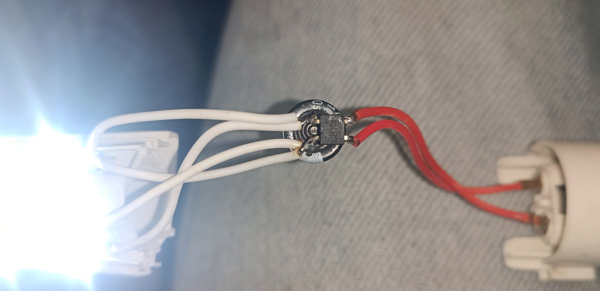 JoseETutorials's tweet image. En vez de tomar una siesta para compensar las 3h de sueño que tengo me puse a reparar una barra led. ahora ya no necesita un &quot;led driver&quot; tiene un puente rectificador y 2 resistencias independientes para cada tira. No hay daños por sobrecarga y solo pierdo pocos lúmenes 💡