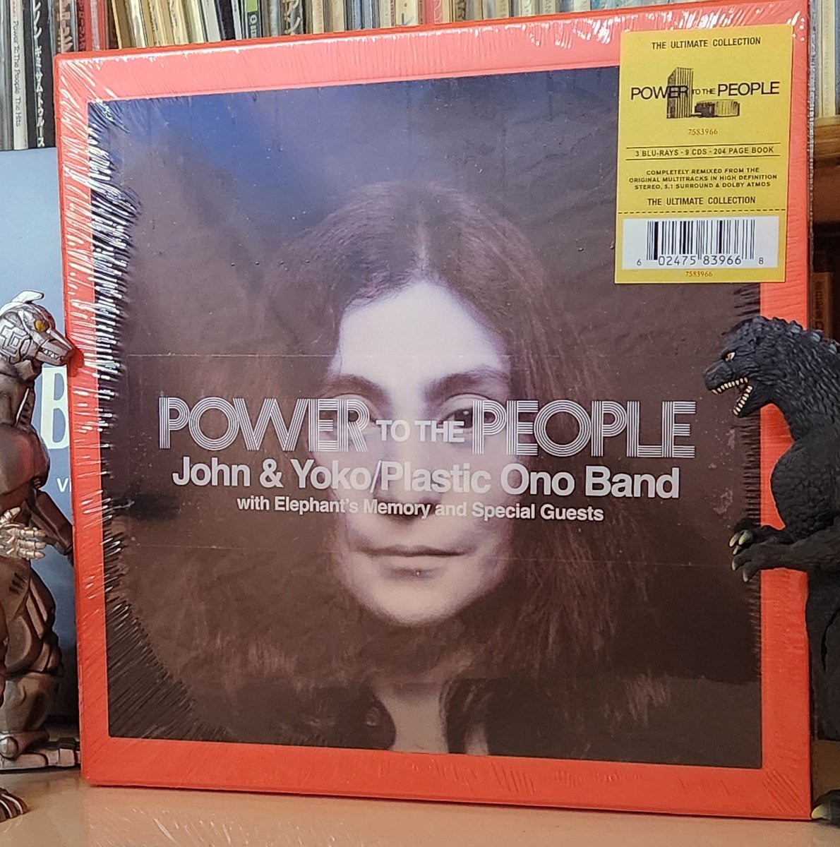 momonga2375's tweet image. アンソロジーCDと一緒に注文してひと月待たされるはめに😅 9CD3BDきたる💿💿💿💿💿💿💿💿💿📀📀📀
ジャケはホログラム仕様でジョンがヨーコにチカチカと💱
#JohnLennon 
#YokoOno
#OneToOne
#powertothepeople
#newyorkcity