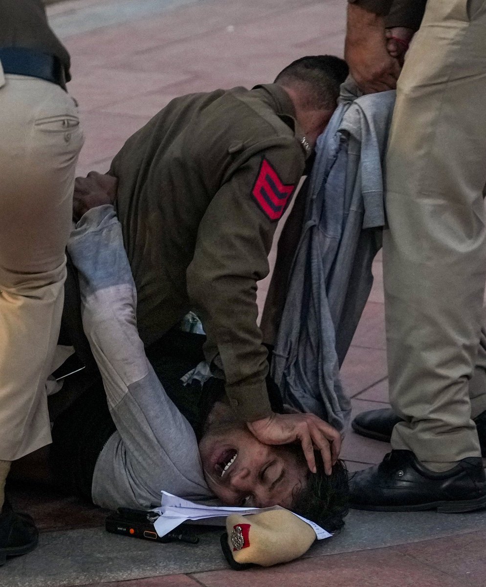 ManrajM7's tweet image. अंग्रेजों के जमाने की क्रूरता तो हमने नहीं देखी लेकिन आज के भारत की ये सबसे क्रूर तस्वीर है।