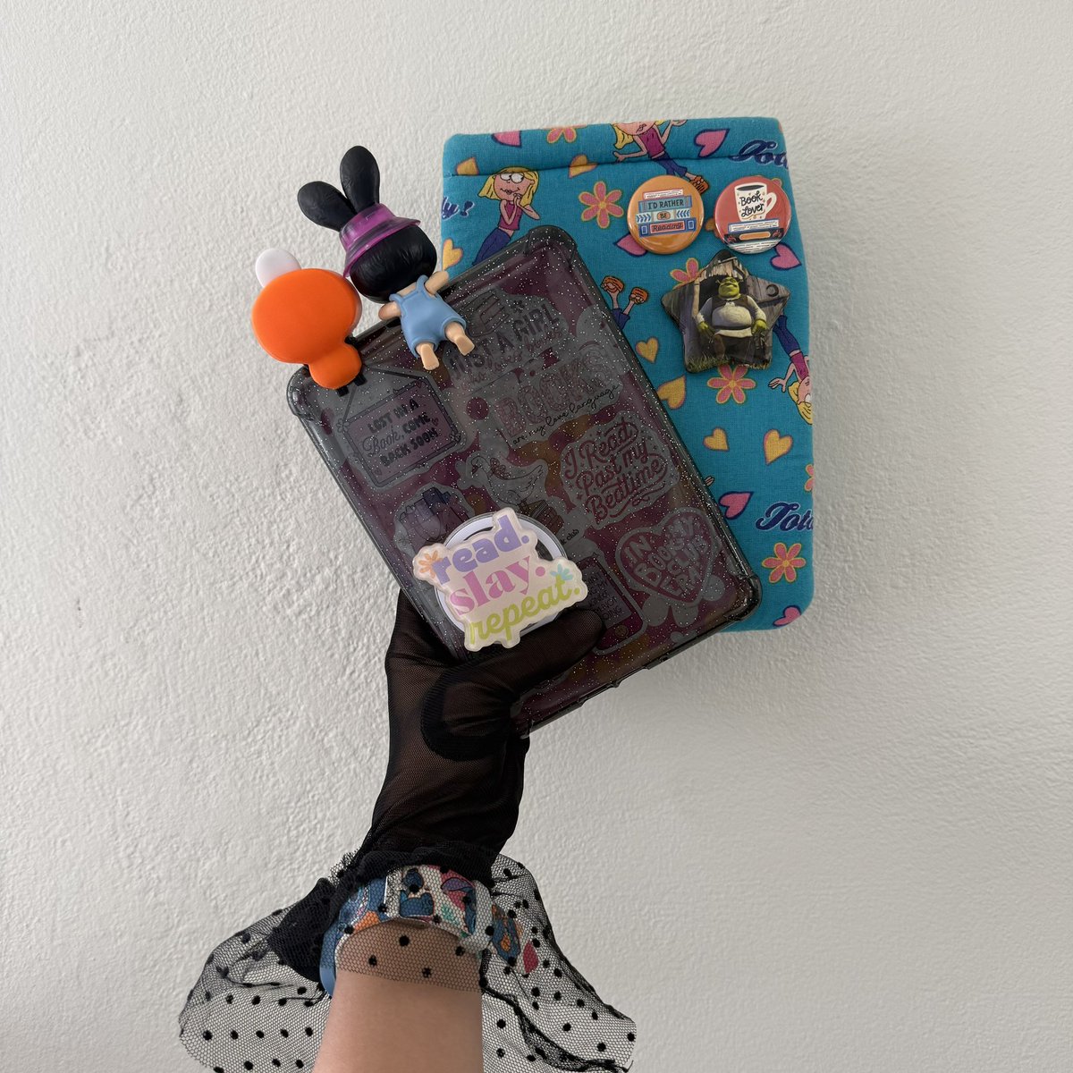 gladyann5's tweet photo. Nueva decoración de mi kindle.🫶🏽

#annlibros5 #lachicadelguantenegro #kindlegirlie #bookstagram #booktok #BookTwitter https://t.co/80tYXdkU7r