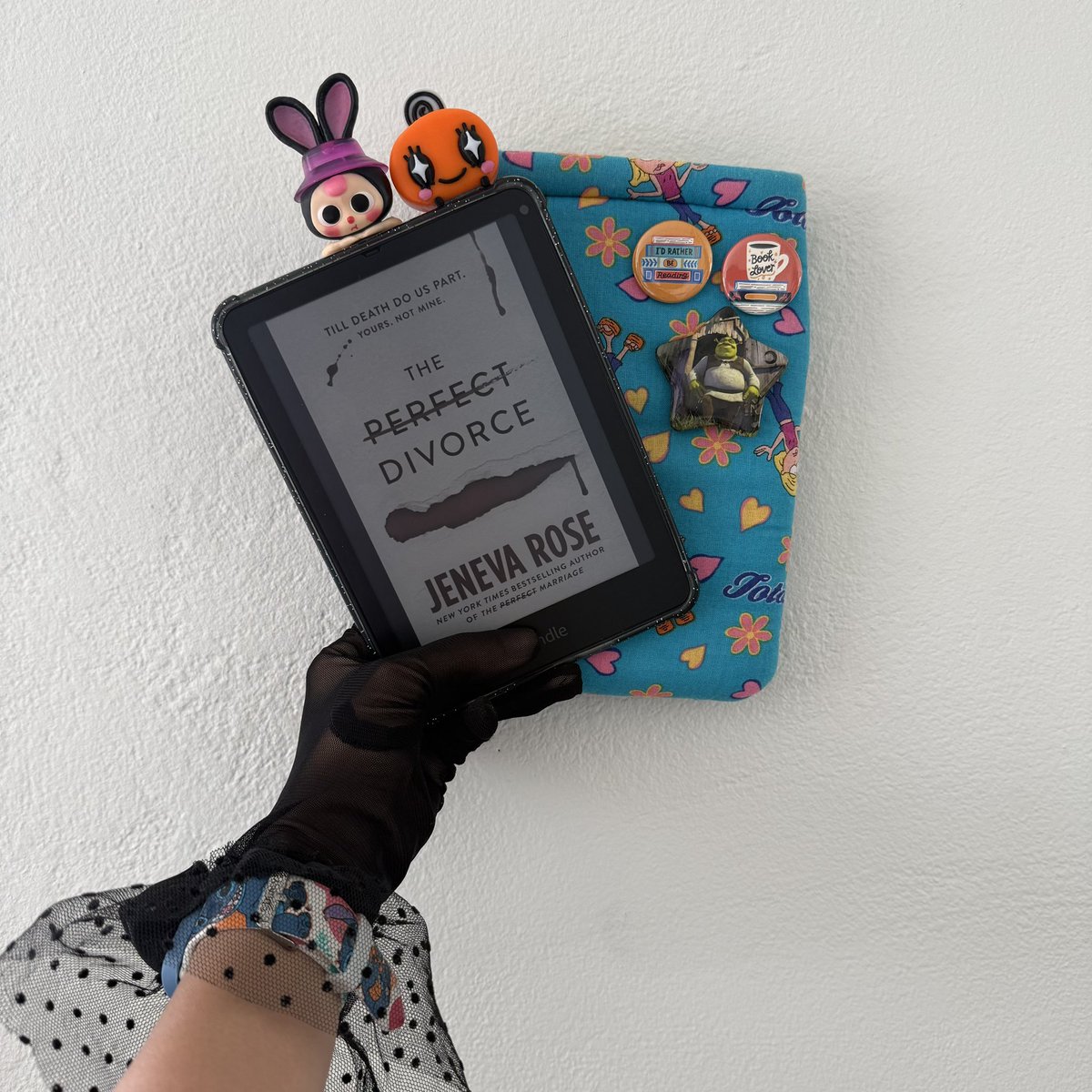 gladyann5's tweet photo. Nueva decoración de mi kindle.🫶🏽

#annlibros5 #lachicadelguantenegro #kindlegirlie #bookstagram #booktok #BookTwitter https://t.co/80tYXdkU7r
