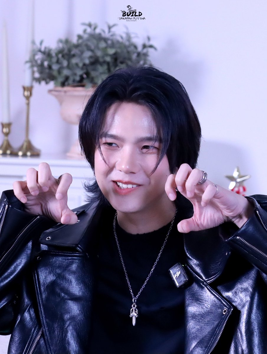 Build_FamilyFC's tweet image. พลังใจยามเช้าวันทำงานของทุกคนน ส่งกำลังใจปิ้วๆ💕 ใกล้วันไซน์แล้วเหลืออีกไม่กี่วัน ใครที่ยังไม่มีบัตรหรืออยากมีเพิ่มอย่าลืมไปกดกันน้าา บัตรเหลือน้อยแล้ว🎫 แล้วมาหาพี่บิวกันเยอะๆน้า💙✨

#BuildJakapan @JakeB4rever 
#Beyourluve