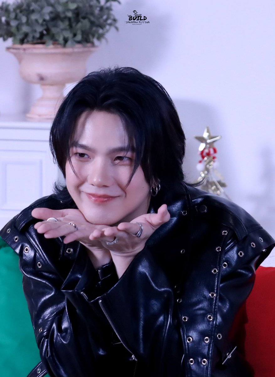 Build_FamilyFC's tweet image. พลังใจยามเช้าวันทำงานของทุกคนน ส่งกำลังใจปิ้วๆ💕 ใกล้วันไซน์แล้วเหลืออีกไม่กี่วัน ใครที่ยังไม่มีบัตรหรืออยากมีเพิ่มอย่าลืมไปกดกันน้าา บัตรเหลือน้อยแล้ว🎫 แล้วมาหาพี่บิวกันเยอะๆน้า💙✨

#BuildJakapan @JakeB4rever 
#Beyourluve