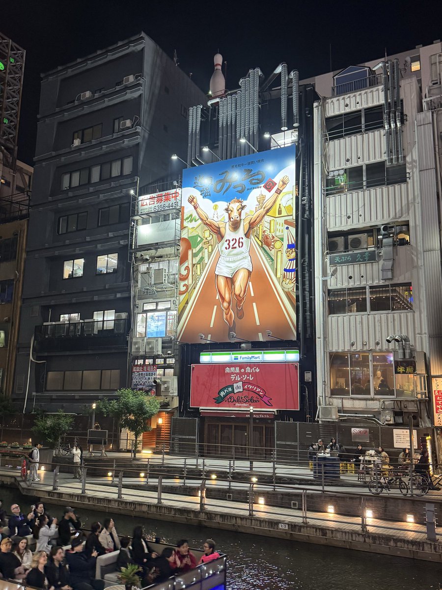 4n_y0r's tweet photo. 大阪からの東京！
道頓堀も渋谷駅前も外人の方が多い https://t.co/dbdUdlVf74