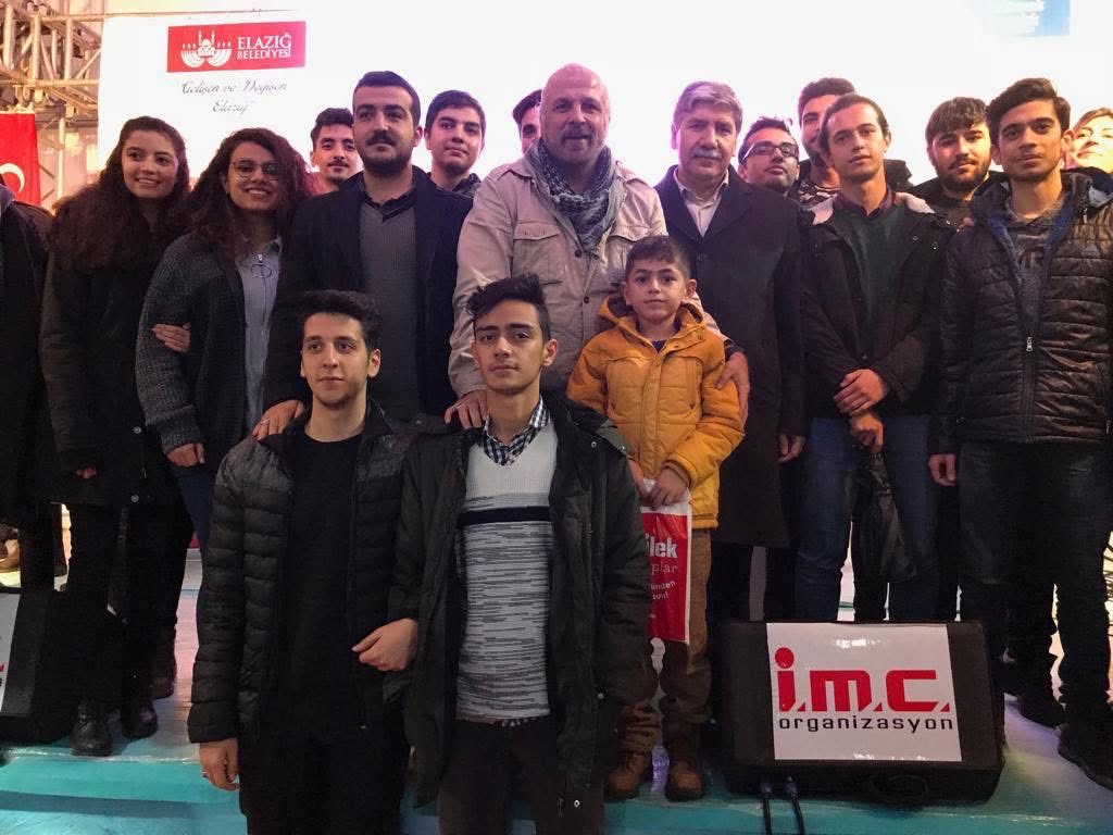 ahmetsarac23's tweet photo. Geleceğimizin teminatı çocuklarımızı  tam donanımlı, milli ve manevi değerlerimizi benimseyecek bir şekilde yetiştirmek siz değerli öğretmenlerimizin elimdedir.

24 Kasım Öğretmenler gününü kutluyor, kıymetli öğretmenlerimize sağlıklı, huzurlu, uzun bir ömür diliyorum. https://t.co/p9m3Lg3Ftu