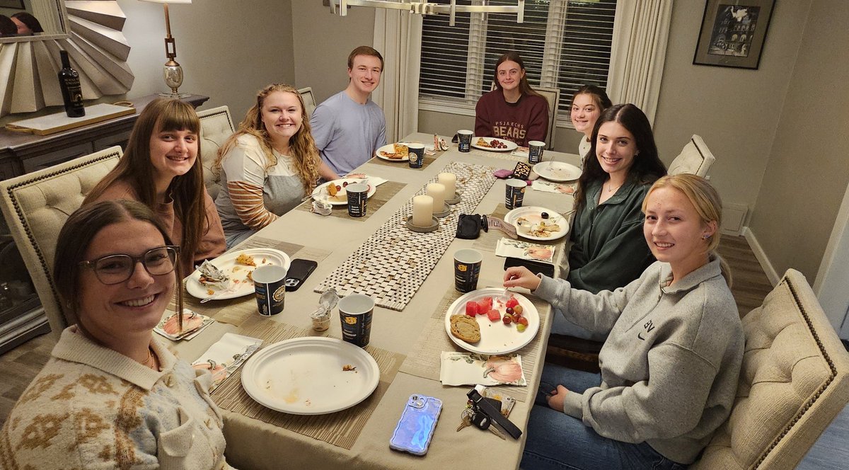 brianlenzmeier1's tweet photo. Always enjoy hosting the BVU Student Senate for their meeting at the Vivian Olson McCorkle (President's) House at @BuenaVistaUniv. #BeaversBuild https://t.co/RC1I7aIKaJ