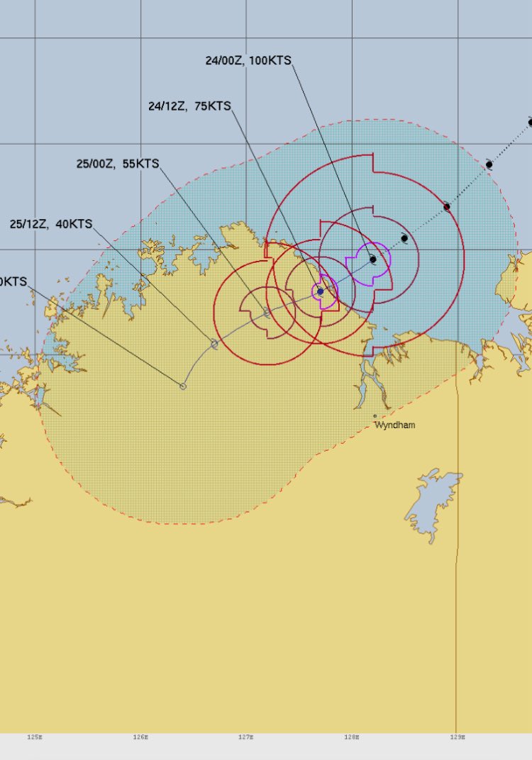 spshaw0bserver's tweet image. #CycloneFina developing an eye before a second landfall on Northern Australia… 🌀