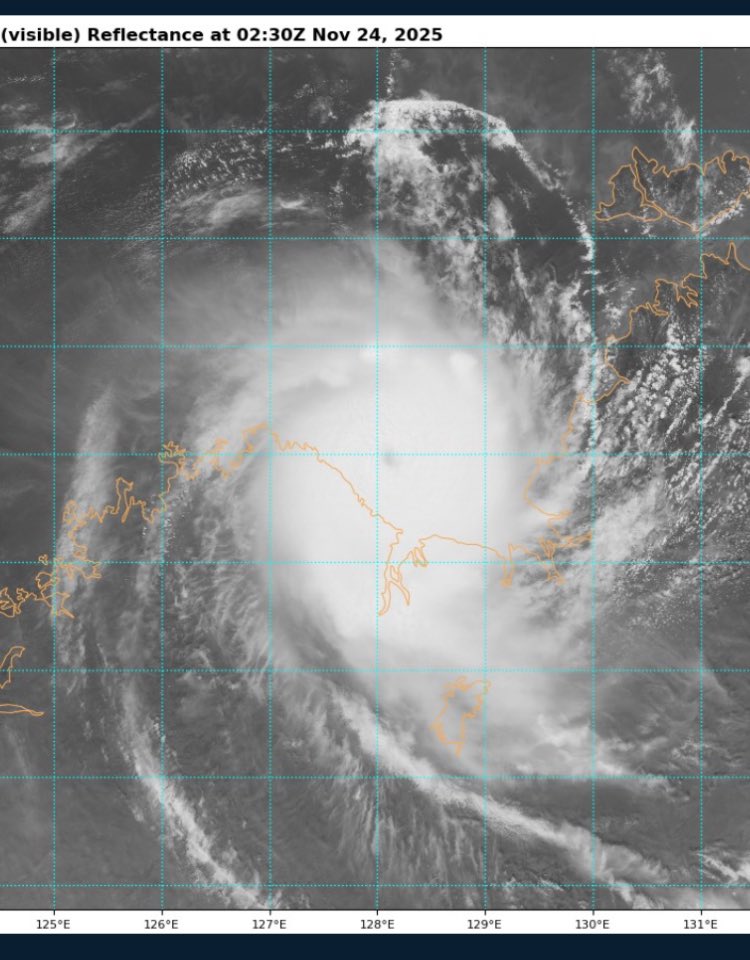 spshaw0bserver's tweet image. #CycloneFina developing an eye before a second landfall on Northern Australia… 🌀
