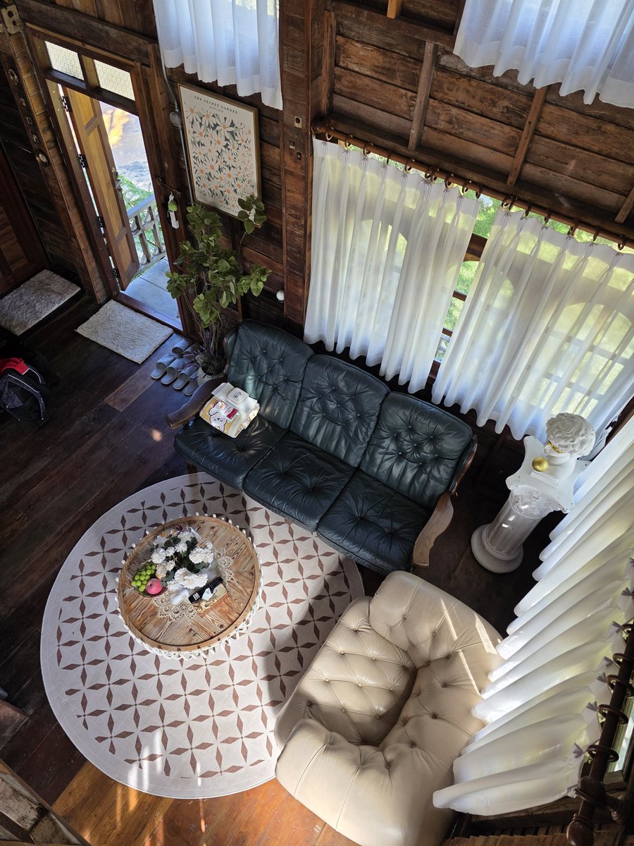 Nottie35048951's tweet photo. Luxury Treehouse Khaoyai เป็นที่พักที่อยากให้แมสมาก!! 

บ้านพักน่ารัก เจ้าของอัธยาศัยดีแล้วใส่ใจรายละเอียดมาก เค้าใช้ของดีหมดเลยอ่ะ สบู่แชมพู ชา กาแฟ มินิบาร์ ราคารวมในห้องพักหมดแล้ว เราประทับใจผ้าปูที่นอนและผ้าห่ม นุ่มลื่น นอนสบายมากๆ บรรยากาศโคตรดี แล้วเป็น Pet Friendly ด้วย https://t.co/6ytUPMNbYe