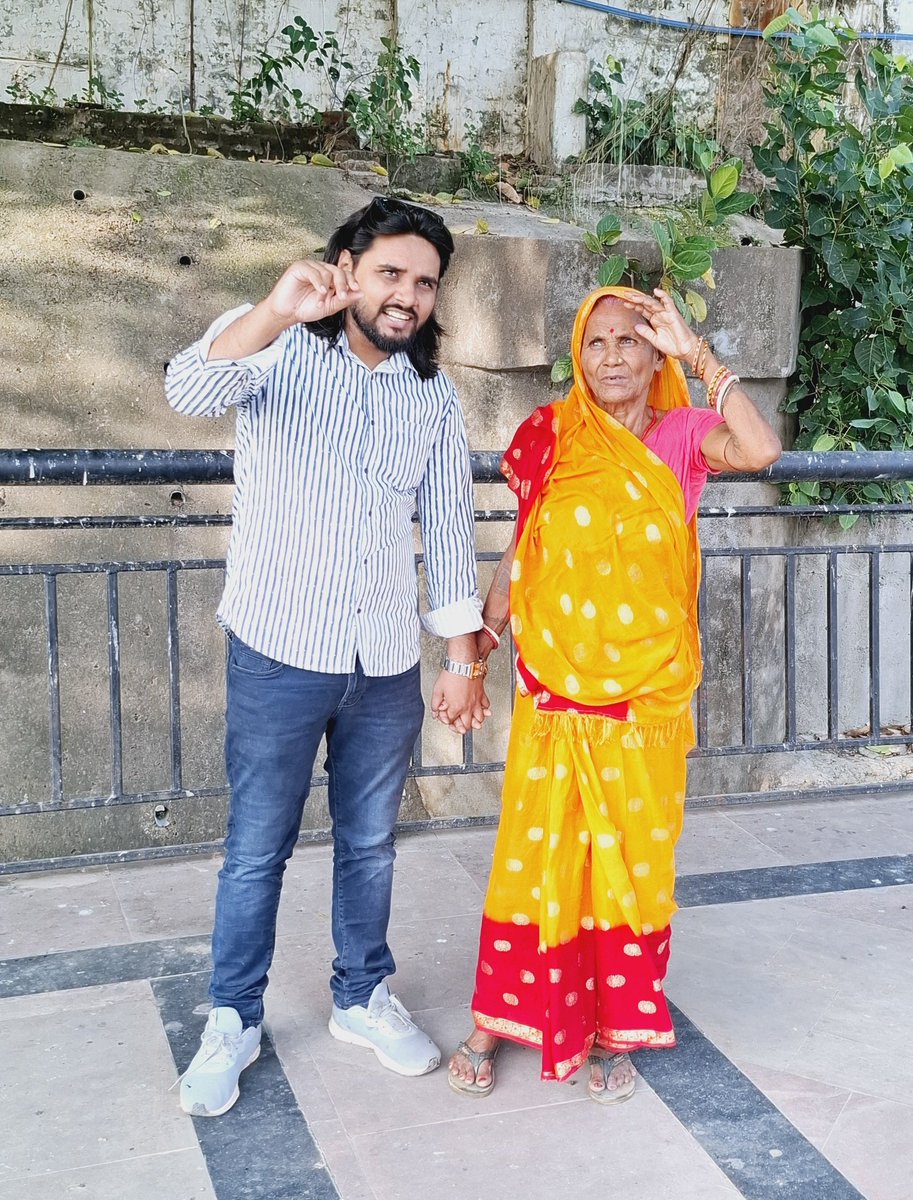 माँ का जाना,केवल एक व्यक्ति का जाना नहीं है.यह तो पूरा एक युग हमसे छिन जाने जैसा प्रतीत हो रहा है 😭😭
माँ कैसे रहेंगे हम,,,,माँ 😭😭😭😭