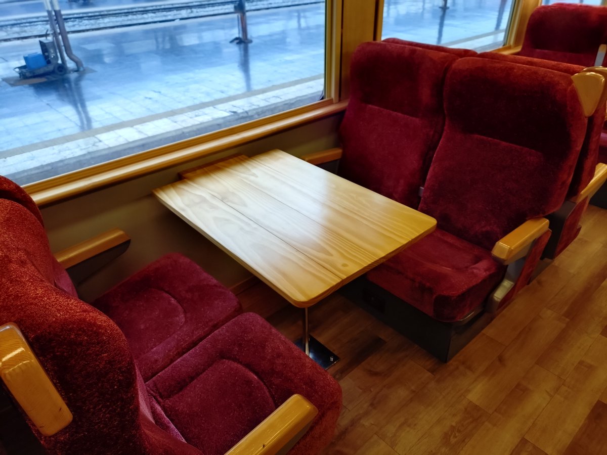 ロイヤルブロッサムの座席車
カウンター席と向い合せ固定のボックス席の構成
ボックス席は14系の肘掛けより下を流用しつつ背もたれを交換、向い合せ固定なので座席の位置も移動している。
#2025年バンコク国際鉄オタ博覧会