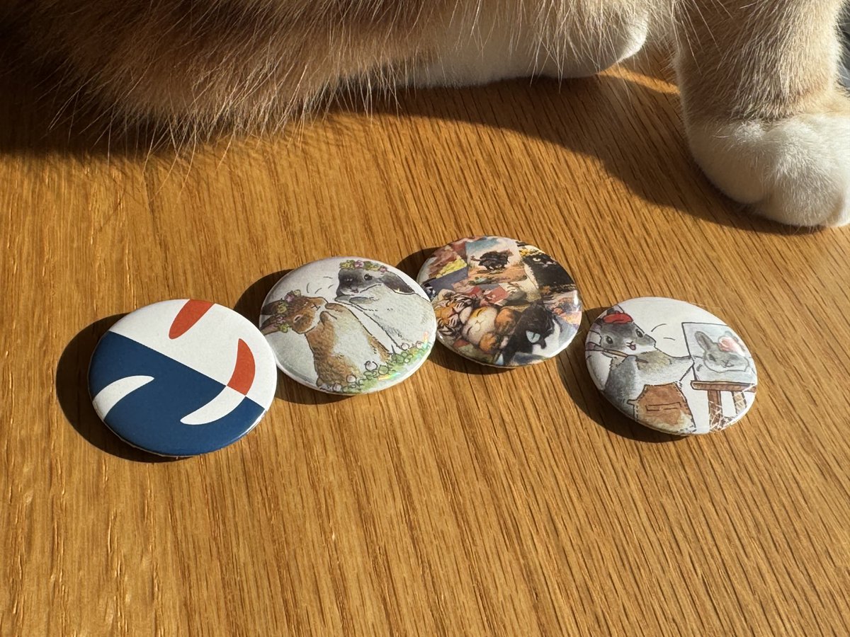 r2005k's tweet image. ゲムマで大量にもらえるフライヤー、一読して捨てちゃうのいつも偲びなかったから、一部だけど缶バッジにしてみた。

左から、以下のサークルさんの作品なので、気になった人はググってみてね！！w
@UNPOT_GameLab 
@rabi_boardgame
@tibi_yuki_hamu 

#ゲームマーケット2025秋