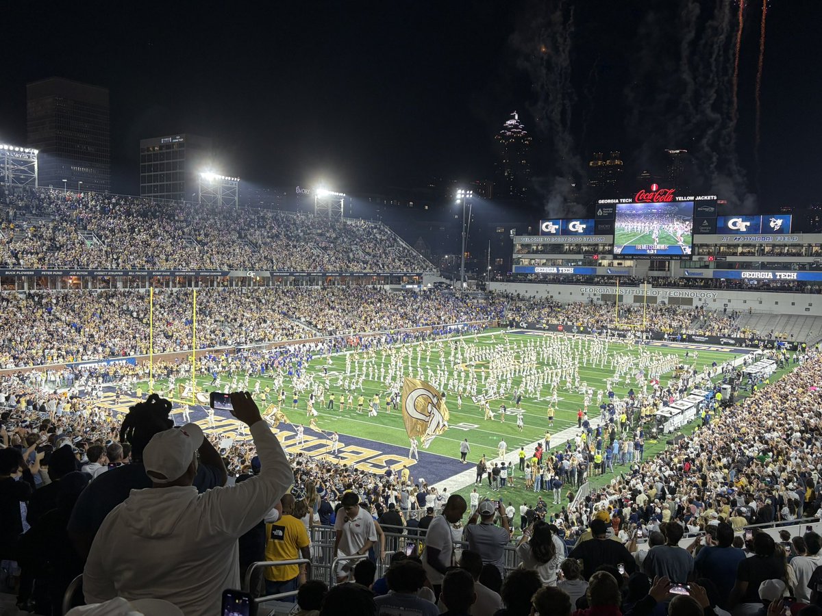 JakeSmith2028's tweet image. I had a great time at @GeorgiaTechFB this weekend! Thank you @CoachTMcKnight for the invite, I look forward to coming back! 
 @CoachThompson05 @Coach_Watters @GetEm_Brooks @hopo125 @RecruitGeorgia