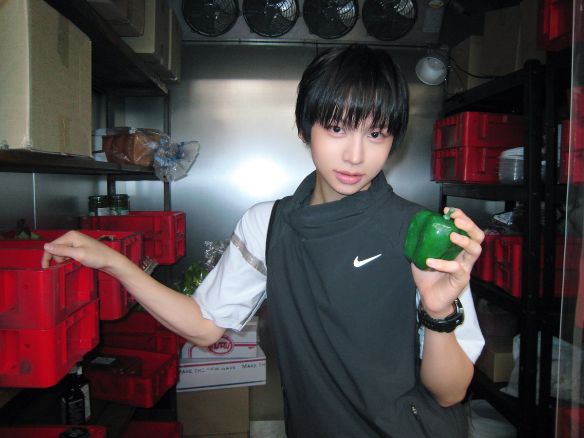 [🌠] #추유찬_DID
어서 와 뭐 줄까, 음 이건 어때?🫑

#IDID #아이딧 #CHUYOOCHAN #추유찬