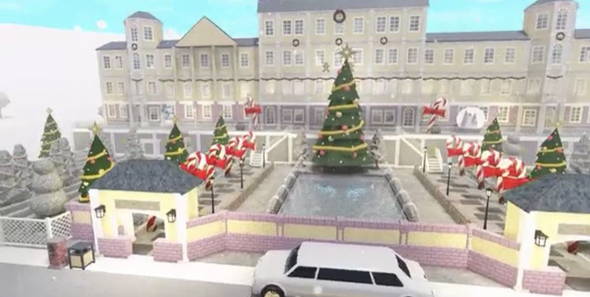 Pov: it’s 2020 and you’re on winter break playing the bloxburg Christmas update