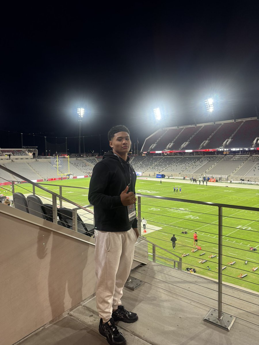 Shay_Hunterr's tweet image. Thank you @AztecFB for having me last night. The atmosphere was really electric. It definitely worth the flight out from the islands.#GoAztecs ⚫️🔴
@BrandonHuffman @GregBiggins @SeanDillonSDSU @Tana_Vea