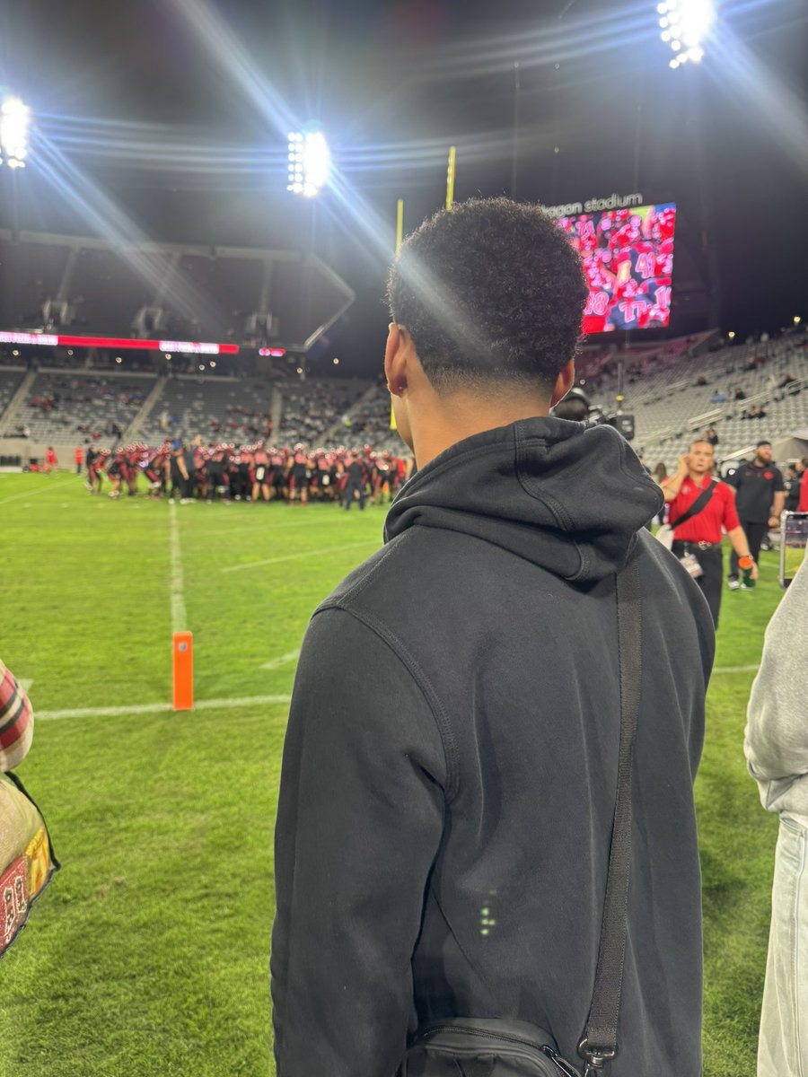 Shay_Hunterr's tweet image. Thank you @AztecFB for having me last night. The atmosphere was really electric. It definitely worth the flight out from the islands.#GoAztecs ⚫️🔴
@BrandonHuffman @GregBiggins @SeanDillonSDSU @Tana_Vea