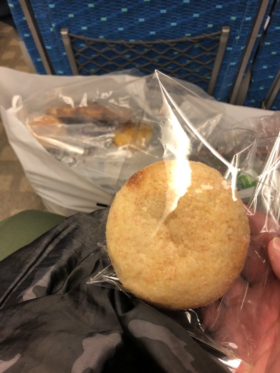 mamachi_01's tweet photo. さっき買っためんたいメロンパン。…?お、おぅ…? https://t.co/lLw2oiSuKo