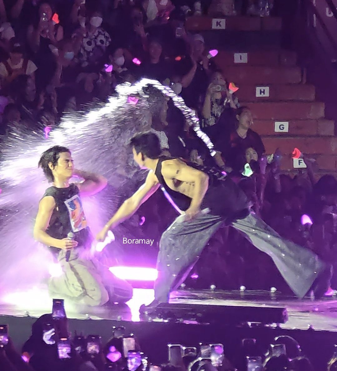 Ketbbbam's tweet photo. เหมือนเกิดมาคู่กัน คู่ดาบพิฆาตอสูร🤣🤣🤣🤣

#BamBamHOMETOWNConcertDay2
#BamBam #JeffSatur 
@BamBam1A @jeffsatur https://t.co/uDvEyVO25v