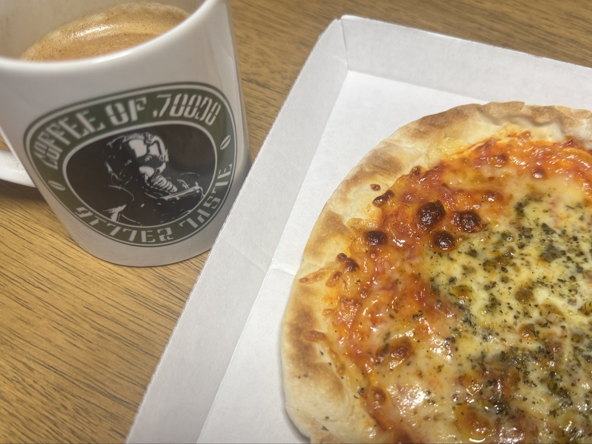 sampoman__'s tweet image. 2025年11月24日（月）☀️
本日のブランチ🍕
これから求人票を眺める
週末には大型の契約も控えてるし、個人的トラブルも解決しなきゃなので、めちゃ多忙なのよね😅
ってか、1番はドライブして現実逃避したいんだけど行けるのかな？🥲
#ごはん部日誌