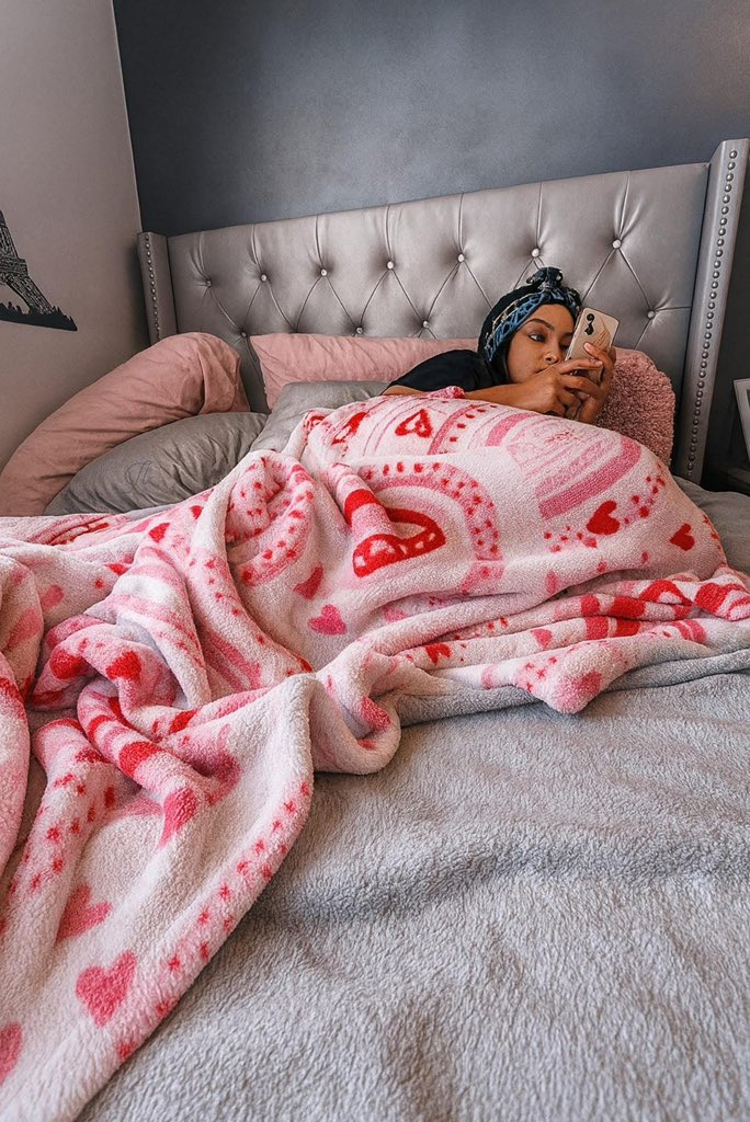 fineassnayyyy's tweet image. Most of the time I’m at home just like this