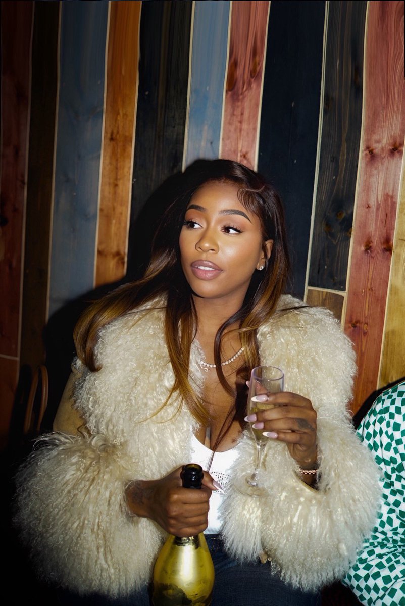 kashdoll's tweet photo. She’s ghetto but she has this run way quality about her….. 😻 https://t.co/VsVsof1tBD