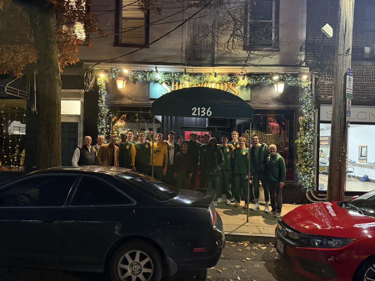 SkidmoreBball's tweet photo. Hard fought road win followed by a great night out in #Larchmont. Special thank you to the Roy Family and to Sherwood’s Larchmont for hosting us. #Skidmore #Family #Culture https://t.co/XczVSyJ5MO