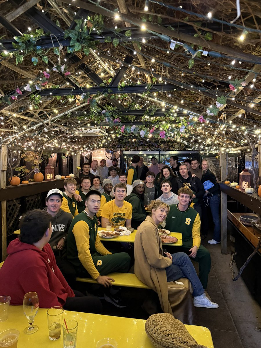 SkidmoreBball's tweet photo. Hard fought road win followed by a great night out in #Larchmont. Special thank you to the Roy Family and to Sherwood’s Larchmont for hosting us. #Skidmore #Family #Culture https://t.co/XczVSyJ5MO