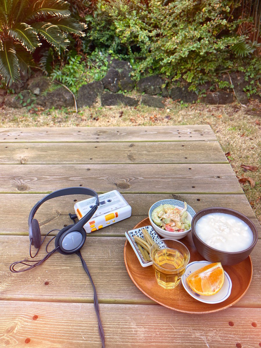 반팔티에 쪼리 신고 시작한 11월의 따뜻한 아침. 야외에서 조식 드시기에도 적당한 날씨예요. 
밖거리에 있는 카세트테이프 들으며 마당에서 조식 드시는 낭만 게스트님 따라 한 장 찍어보았습니다. 😉