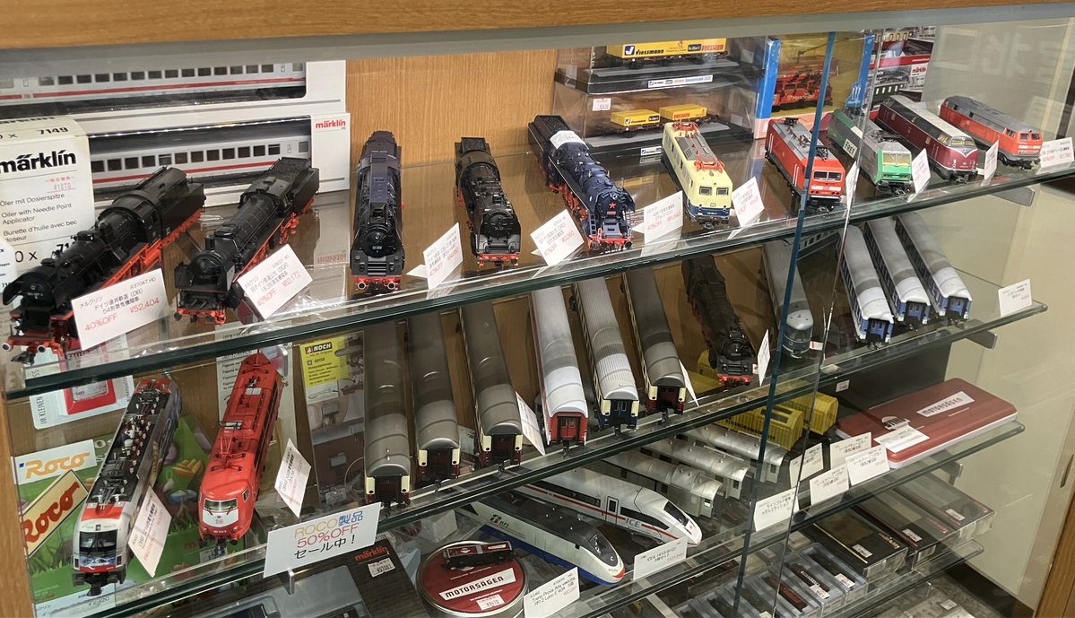MSK_models's tweet image. モデルショップ マルーン、連休最終日の本日も19:30まで営業しております。

また店頭ではメルクリンやROCOといった海外HOのセールも実施中！ぜひ店頭でご覧くださいませ。