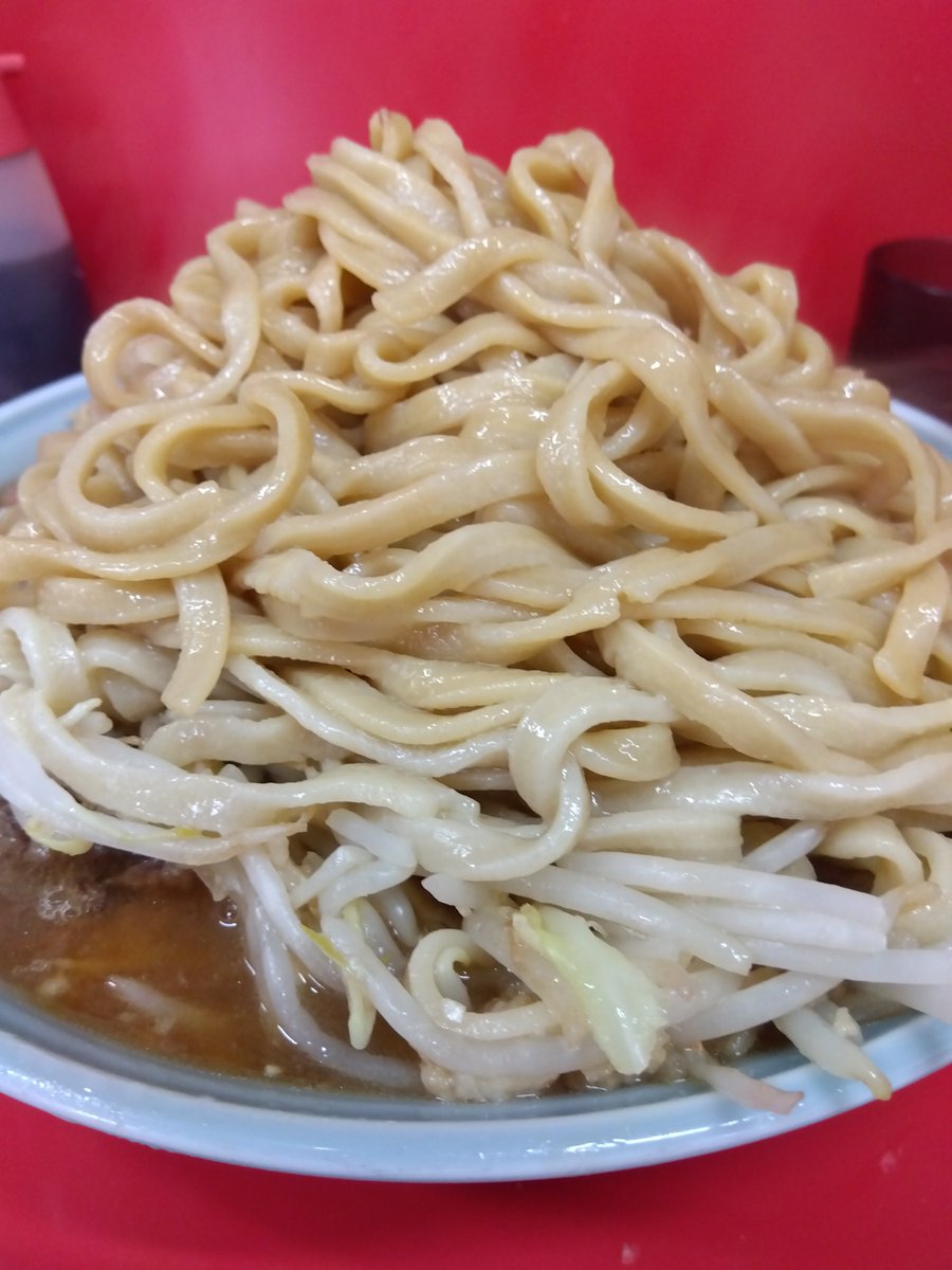 S71363733's tweet photo. ラーメン二郎一橋学園店
ラーメン小＋大盛り、生卵
推定600〜700弱かな？
旨かった！
腹いっぱい食べて幸せ、ご馳走様でした！ https://t.co/UiZ7RdU8C0
