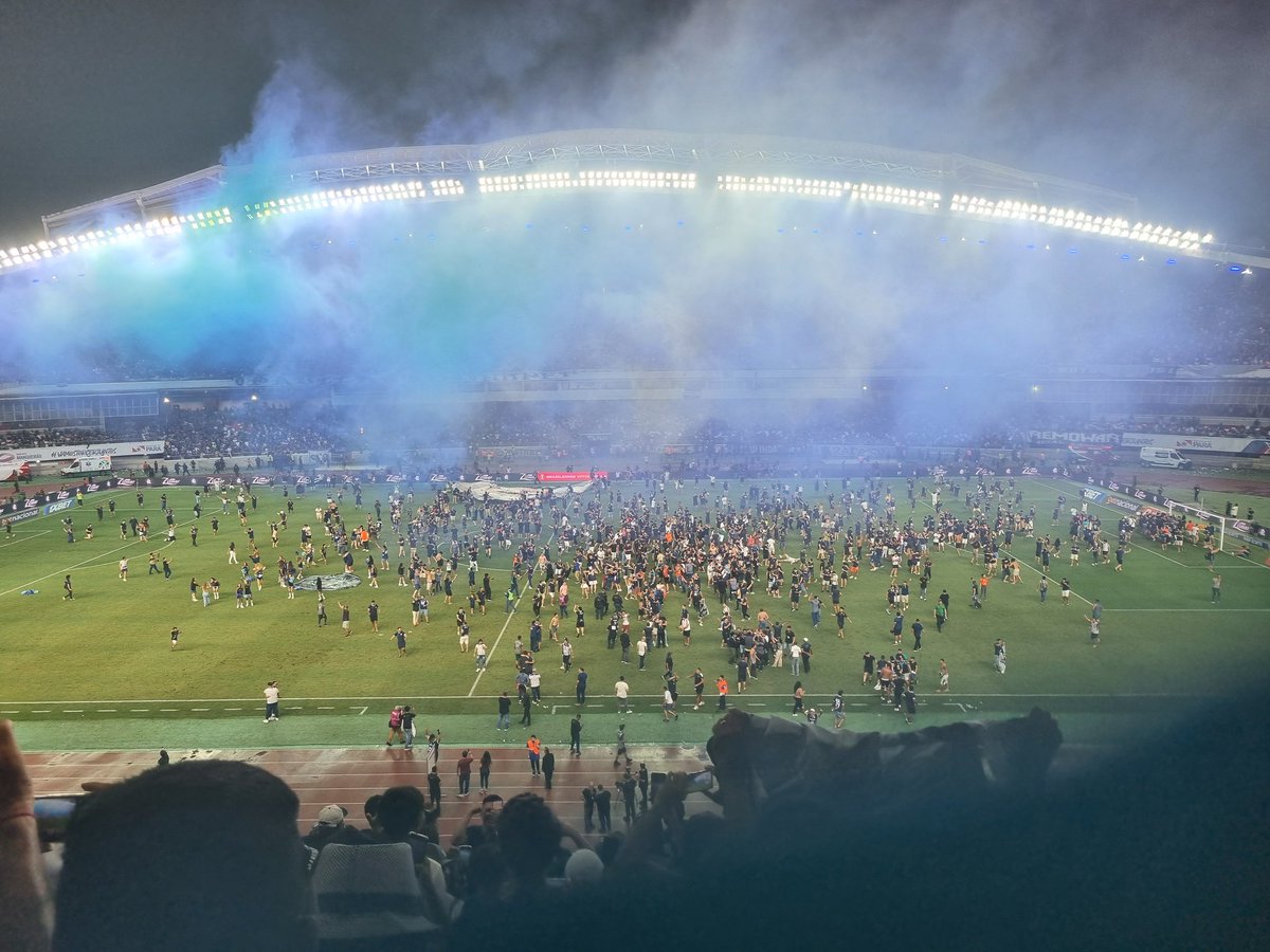 ATT_Yu's tweet image. Derramamos muitas lágrimas até aqui, passamos pelo inferno sem série, por diretorias desastrosas, quase perdemos nosso estádio, mas a torcida nunca abandonou. Eu era muito pequeno quando estivemos na Série A, mas hoje eu vi a história do Remo ser escrita diante dos meus olhos! 🦁