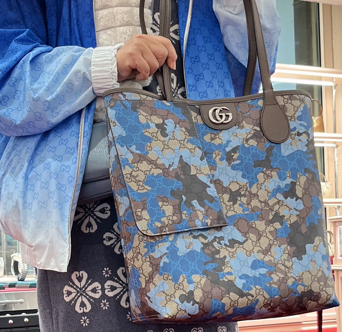 お前、定義山あぶらあげ持ったまま #GUCCI さん寄ってるんじゃないよ