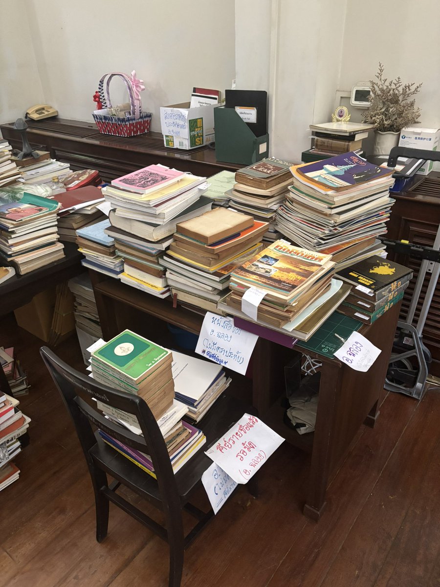 risasasa0118's tweet image. เดินไปห้องสมุดคณะแล้วเห็นหนังสือที่อาจารย์บริจาคให้ห้องสมุดหลังเกษียณ นี่คือครูที่ทั้งวงการขนานนามว่าเป็นผู้ที่มีความรู้กว้างขวางที่สุดและเรียนรู้ตลอดชีวิต แล้วก็จริงตามนั้น หนังสือแกมีตั้งแต่สากเบือยันไดโนเสาร์ แล้วเราแทบจะหาคนที่มี readership แบบนี้ไม่ได้ละนะ อ่านไปเถอะทุกคน