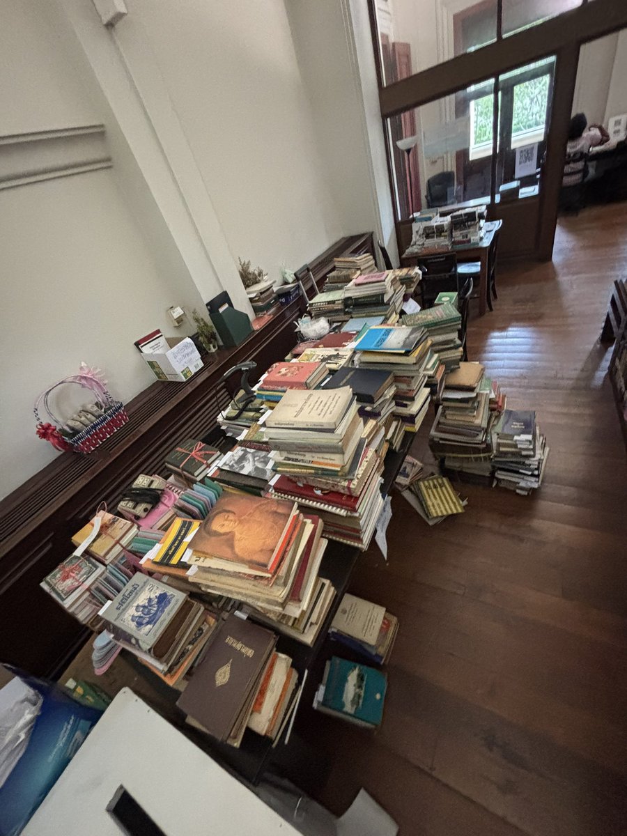 risasasa0118's tweet image. เดินไปห้องสมุดคณะแล้วเห็นหนังสือที่อาจารย์บริจาคให้ห้องสมุดหลังเกษียณ นี่คือครูที่ทั้งวงการขนานนามว่าเป็นผู้ที่มีความรู้กว้างขวางที่สุดและเรียนรู้ตลอดชีวิต แล้วก็จริงตามนั้น หนังสือแกมีตั้งแต่สากเบือยันไดโนเสาร์ แล้วเราแทบจะหาคนที่มี readership แบบนี้ไม่ได้ละนะ อ่านไปเถอะทุกคน