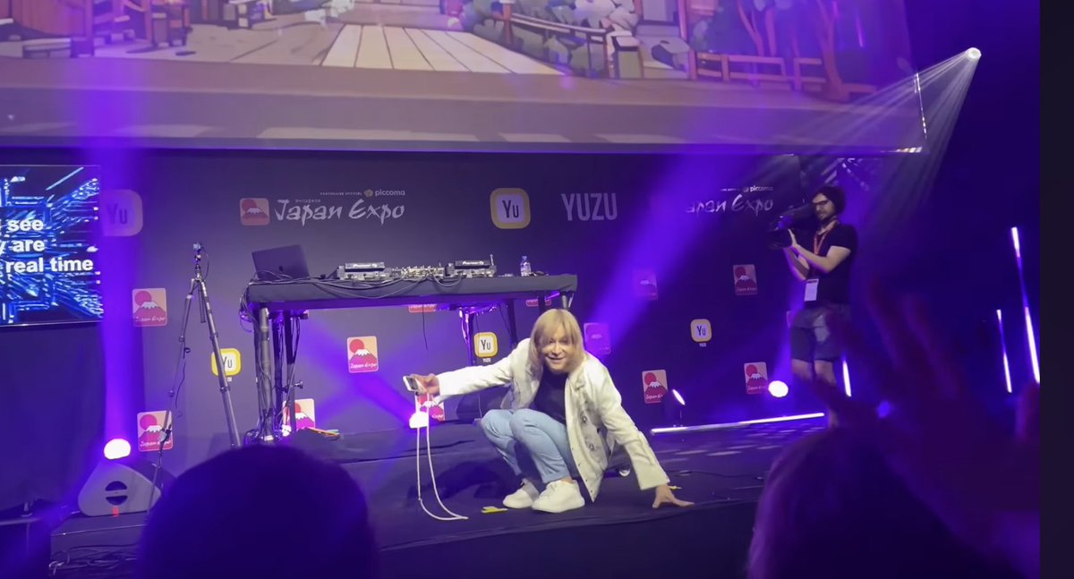 takeno_FANKS's tweet image. てっちゃんがちょこんとしゃがんだり、ステージの端に座ったり、練り歩きするのをご覧になったことのない方、クラブではいつも目撃し放題なんですよ。フランスであろうがやります。バキバキのカッコいいサウンドのDJの後にです。耳も目も幸せなんです。ご理解いただけましたか我々が部活に励む理由が