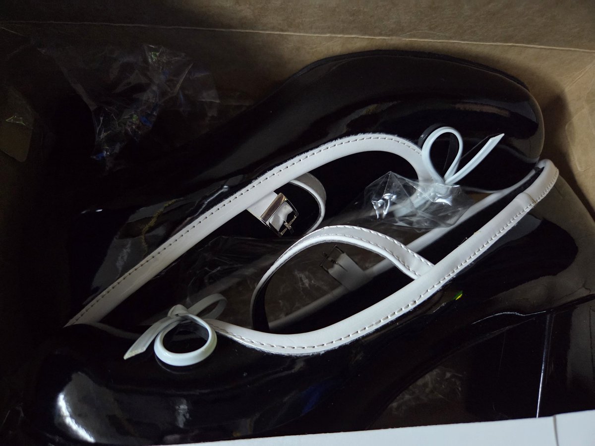 eomjisito's tweet image. MENTIRA...MIRA HOI ME COMPRE UNOS ZAPATOS #INVERSION