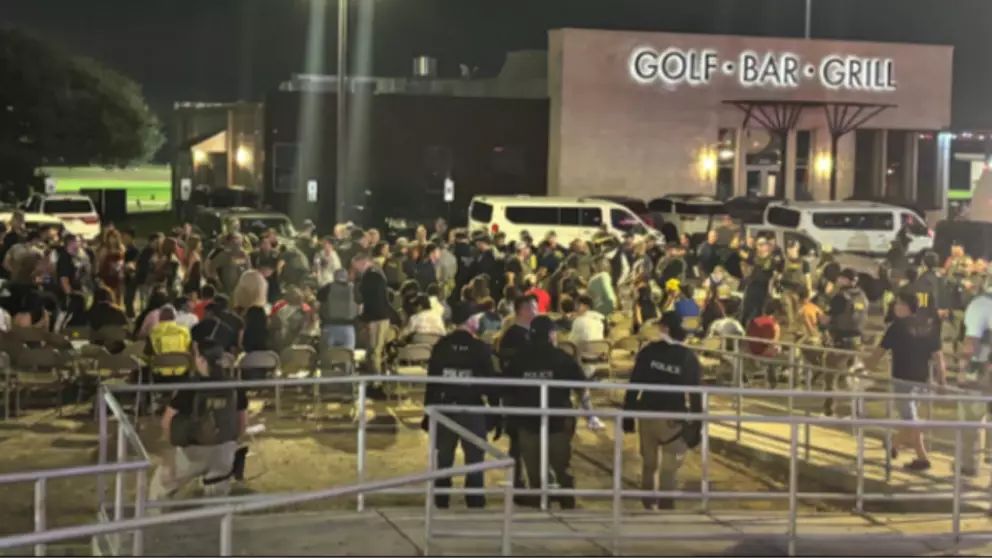 AztecaNoticias's tweet photo. Operativo de #ICE detiene a 150 personas en San Antonio, #Texas
La #redada, que contó con la participación de 14 agencias federales, estatales y locales, resultó en la detención de más de 150 #inmigrantes indocumentados.
https://t.co/OEo8RQnDBC https://t.co/WnRmxLoHUS