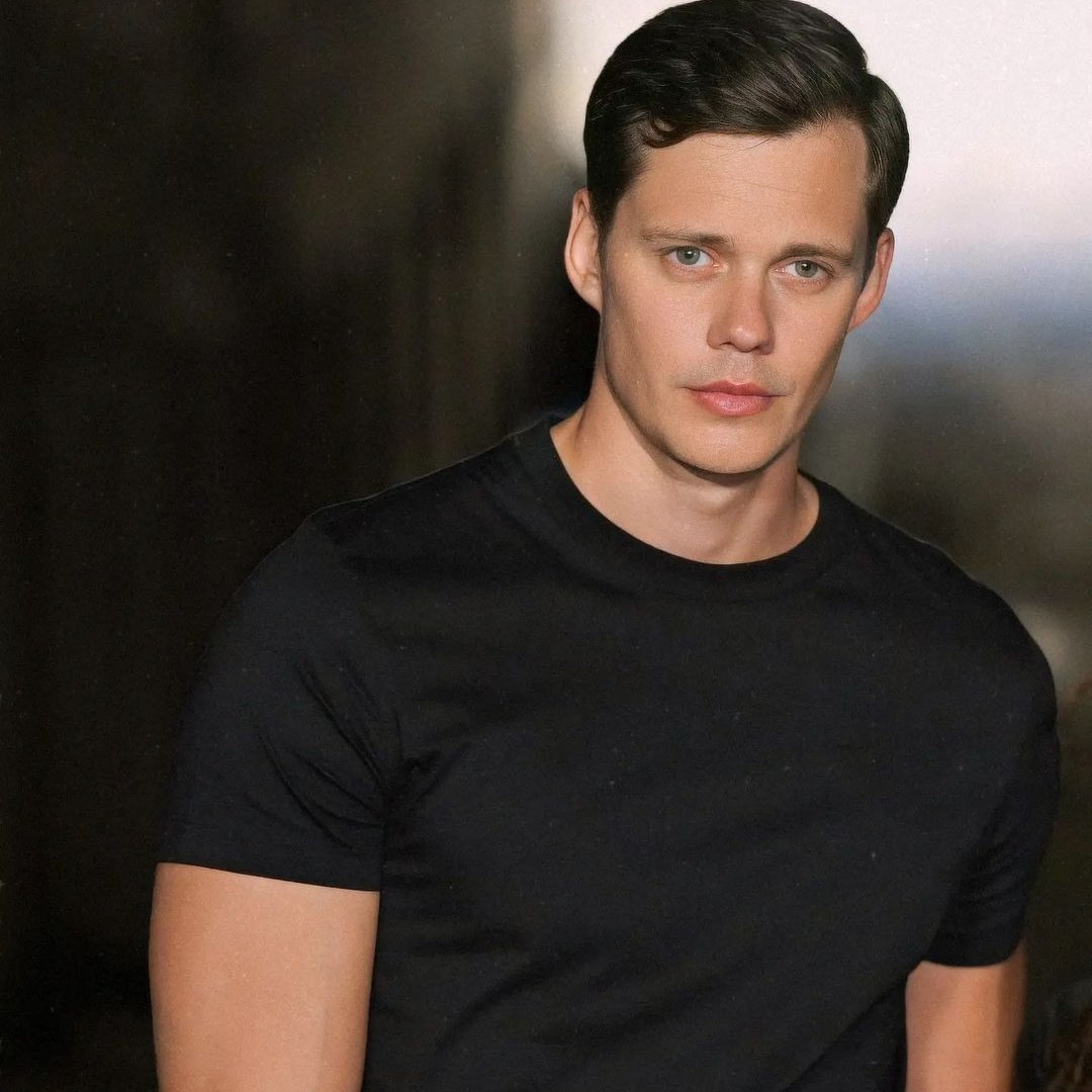 leorrow's tweet image. Eu sempre fico chocado quando penso na transformação insana que o Bill Skarsgard faz pra viver o Pennywise 

Não teria outro ator no mundo que entrega o que ele faz