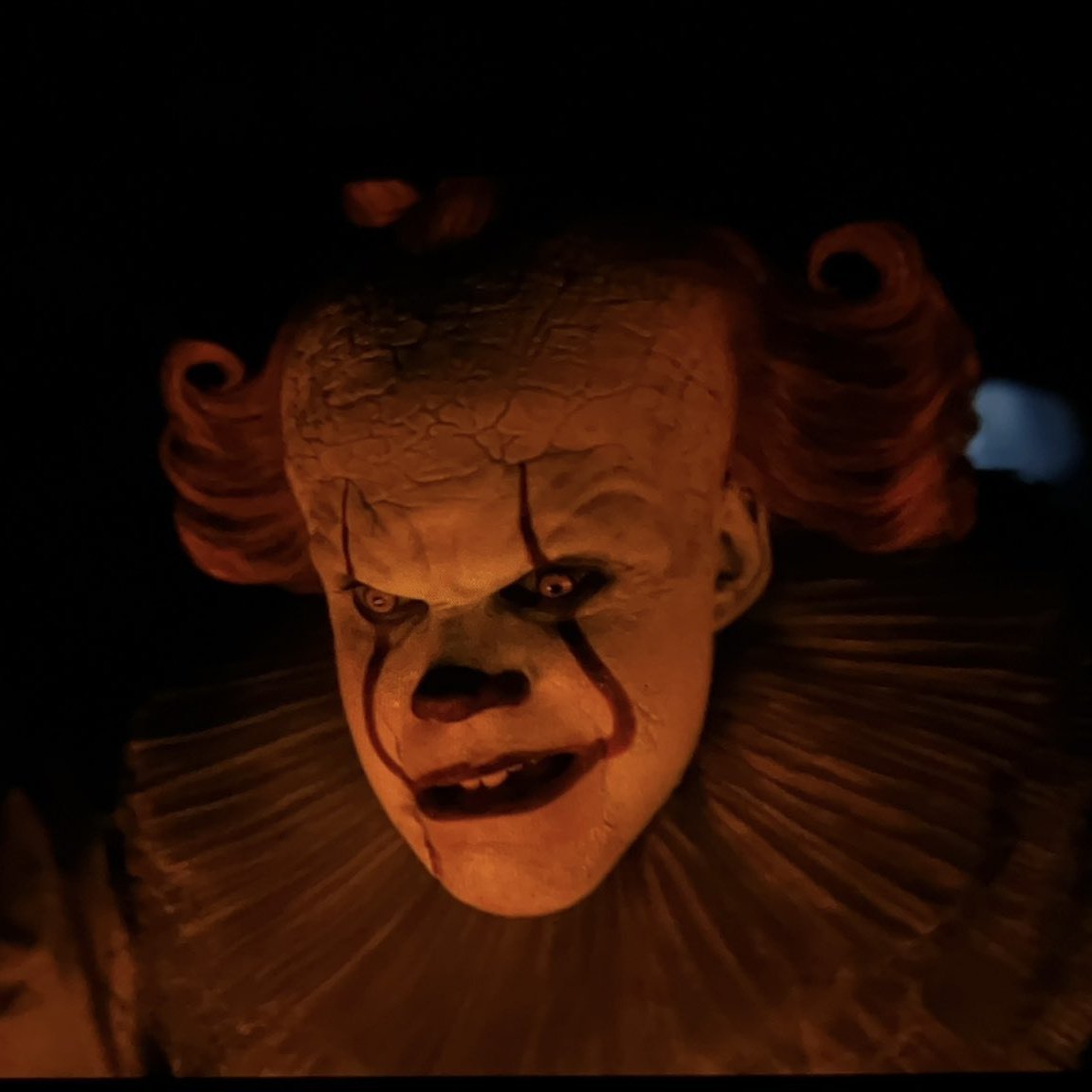 leorrow's tweet image. Eu sempre fico chocado quando penso na transformação insana que o Bill Skarsgard faz pra viver o Pennywise 

Não teria outro ator no mundo que entrega o que ele faz