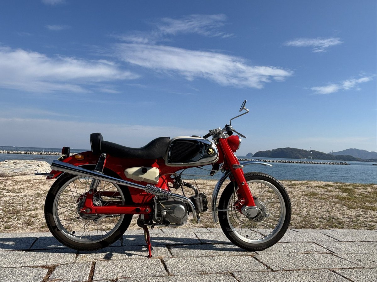 KATSUGARAGE2's tweet photo. 良い天気です。ウラツダまで散歩中。
#スポーツカブC110 #旧車バイク　#ビンテージバイク　#ウラツダ https://t.co/SklUUXxuOh