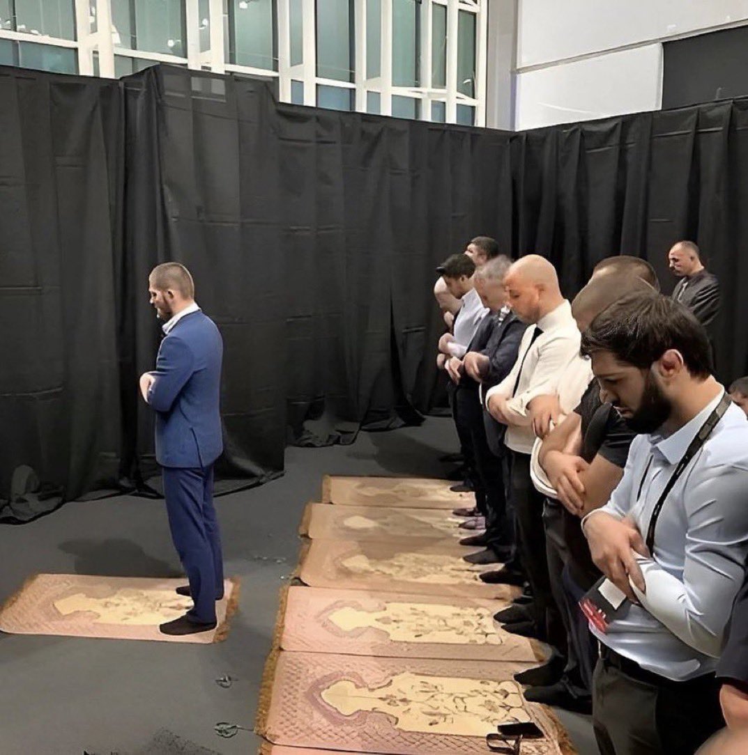 Khabib leading the prayer 🩷