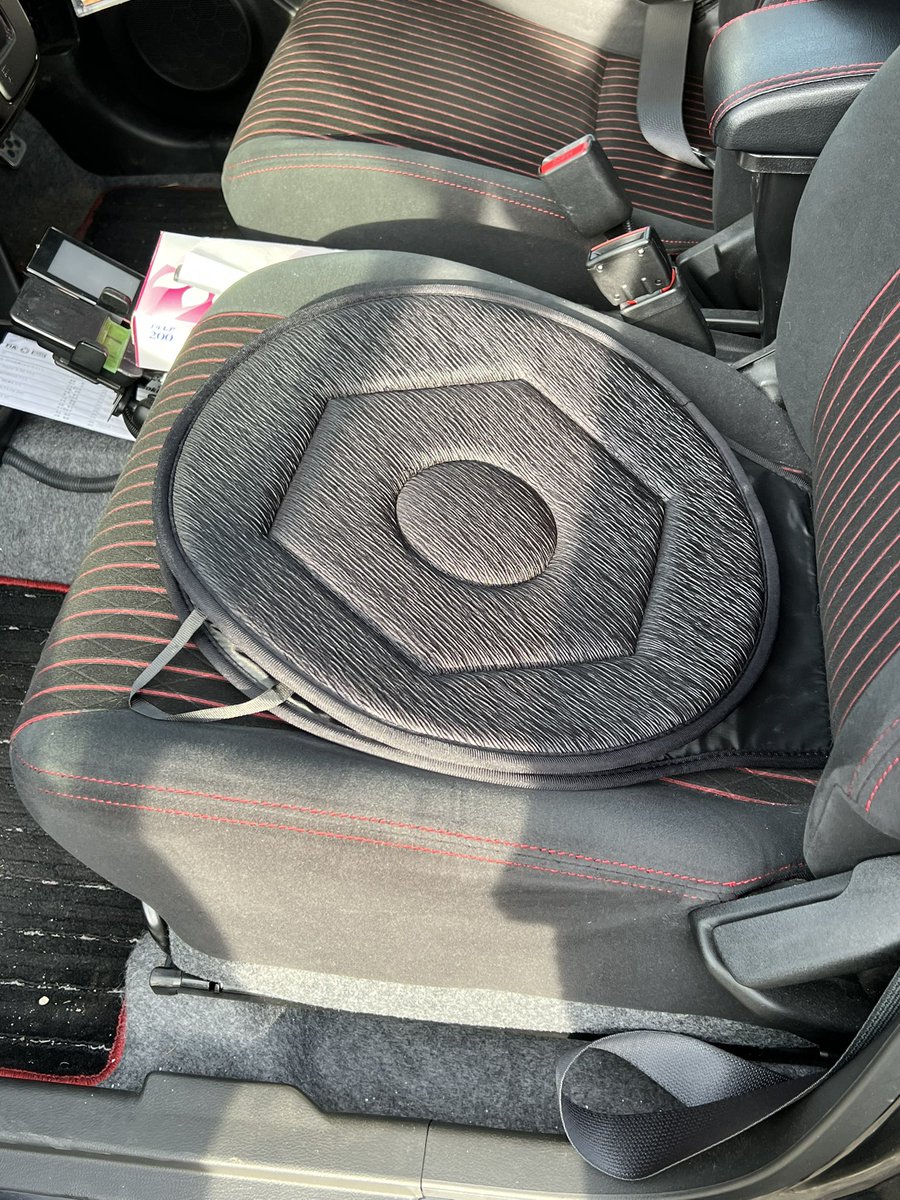 FogWorldModeler's tweet image. 母の乗り降りのために
回転クッションを装備

したは良いが

乗り降り見ていたら
そもそも地面に足が届いてなかった。

うーむw