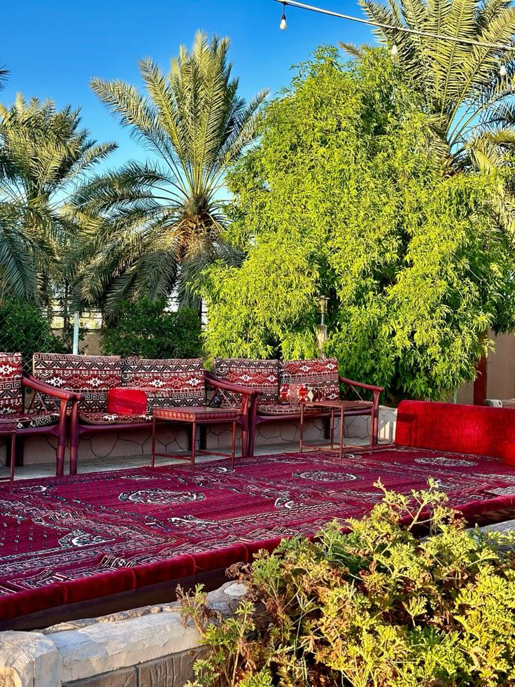 ليس من الضروري أن يكون لنا مكان في قلوب كل الناس... فقلوب أغلب الناس أصبحت ضيقة لا تتسع للجميع... يكفي أن نترك إحتراما لذاتنا في نفوسهم

#صباح_الخير
#العمل_الخيري 
#العمل_الانساني