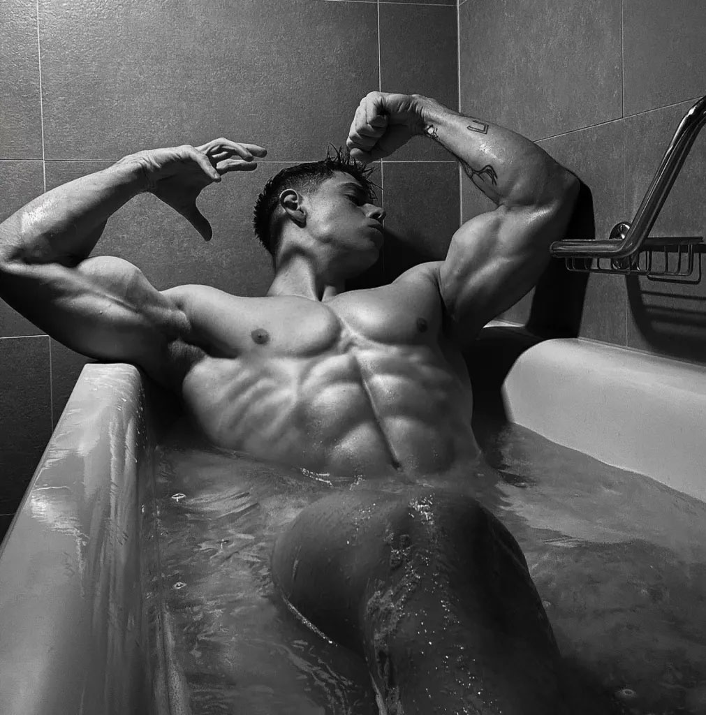 Malechritude's tweet photo. Today's theme:
#MenAsArt
First, a bath before bed https://t.co/vNSQYE45t2